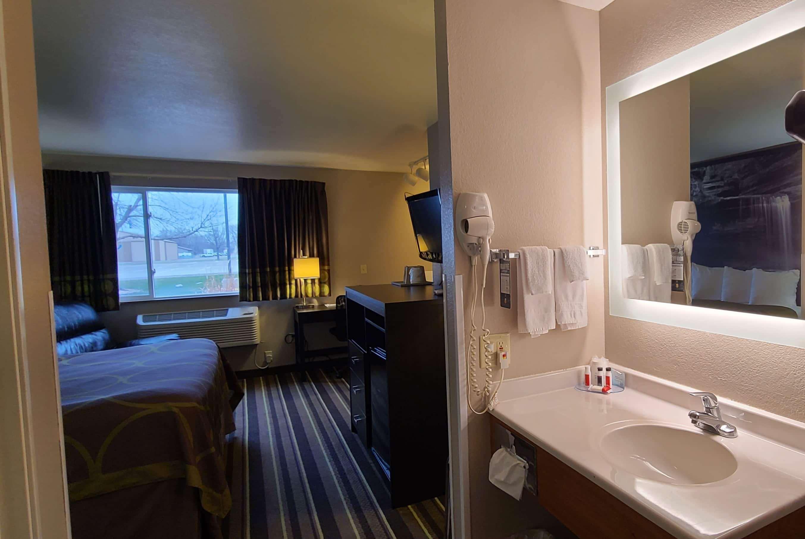Super 8 By Wyndham Brookings Hotel Exterior foto